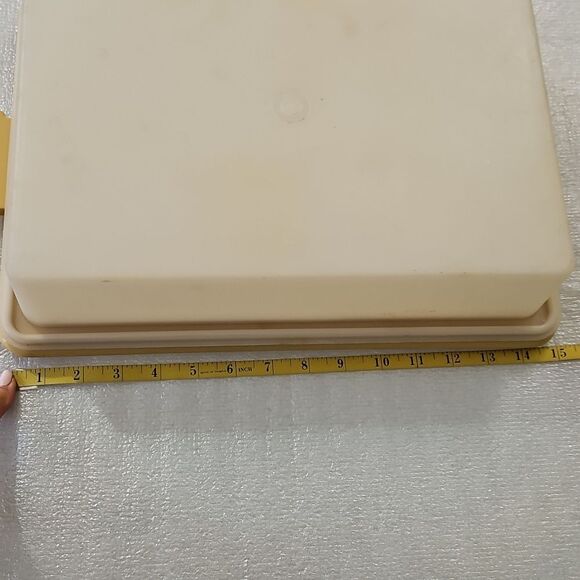 Tupperware Cake Storage Box with Mushroom Pendant - Picture 4 of 6